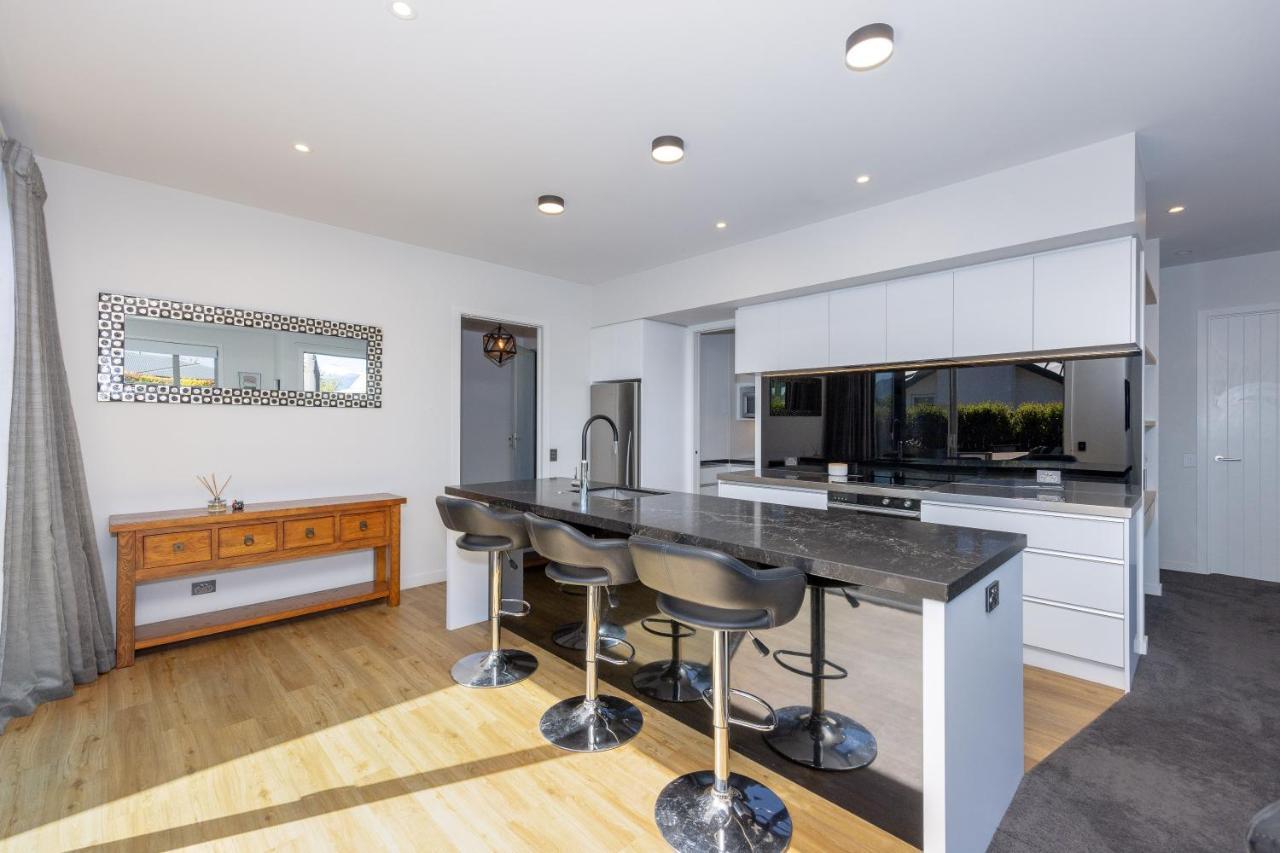 Prime Location On Warren St - 3 Bedroom Town House วานากา ภายนอก รูปภาพ